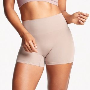 NWT SMOOTH FORM SHAPEWEAR Nude SHORTS SHAPER M